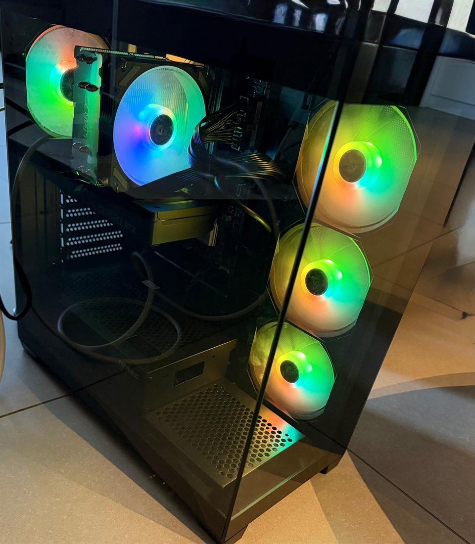 מחשב גיימינג עם תאורת RGB שהורכב על ידי Nadav Tech